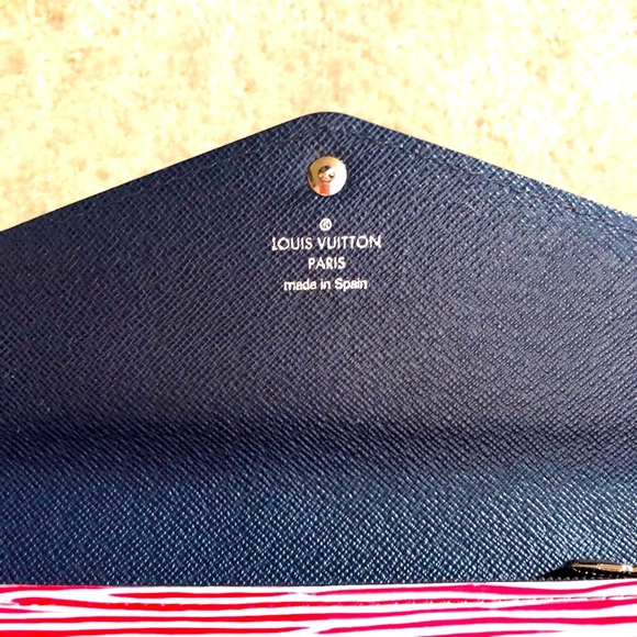 🎄RARE Color ,Temporary Sale Price 🎄 ♥️Authentic Louis Vuitton Wallet. - Picture 13 of 14